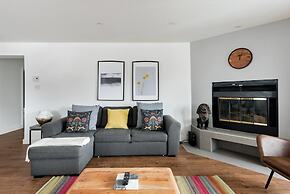 Commodious Condominium in Tranquil Lakeside Setting