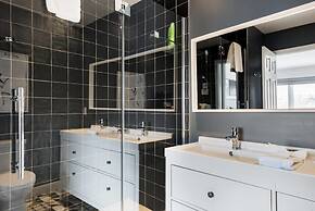 Commodious Condominium in Tranquil Lakeside Setting