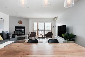 Commodious Condominium in Tranquil Lakeside Setting