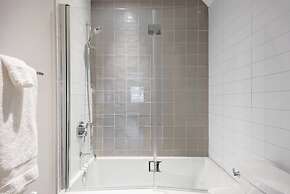 Commodious Condominium in Tranquil Lakeside Setting