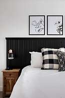 Commodious Condominium in Tranquil Lakeside Setting