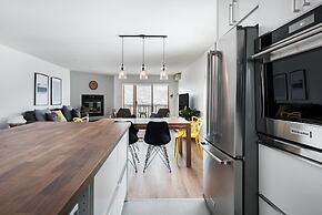 Commodious Condominium in Tranquil Lakeside Setting