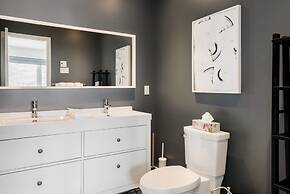 Commodious Condominium in Tranquil Lakeside Setting