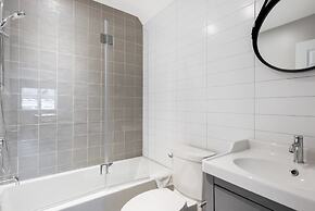 Commodious Condominium in Tranquil Lakeside Setting