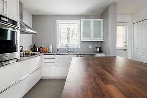 Commodious Condominium in Tranquil Lakeside Setting