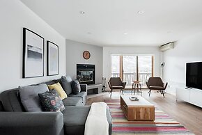 Commodious Condominium in Tranquil Lakeside Setting