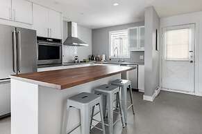 Commodious Condominium in Tranquil Lakeside Setting