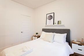 Charming Montreal 3 bdr Apartment Next to Subway
