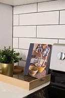 Charming Montreal 3 bdr Apartment Next to Subway