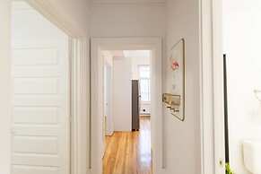 Charming Montreal 3 bdr Apartment Next to Subway