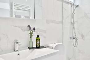 Phaedrus Living Seaview Luxury Marina Court 213