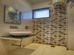 OYO 42743 Hotel Midway