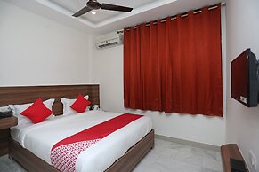 OYO Flagship 18533 Tulip Inn