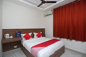 OYO Flagship 18533 Tulip Inn