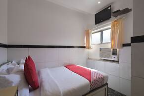 OYO 24337 Akshaya Lodging