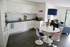 Beautiful Lake-view Apartment