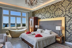 Arena & Seaview Luxurious Residence