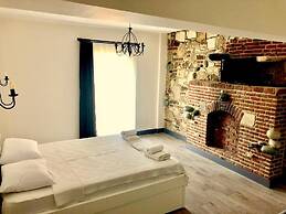 Victoria Hotel and Lounge