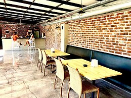 Victoria Hotel and Lounge