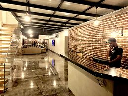 Victoria Hotel and Lounge