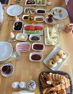 Victoria Hotel and Lounge