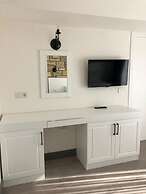 Victoria Hotel and Lounge