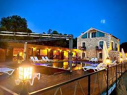 Victoria Hotel and Lounge