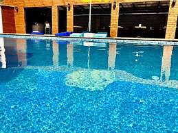 Victoria Hotel and Lounge