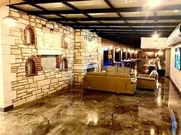 Victoria Hotel and Lounge