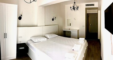 Victoria Hotel and Lounge