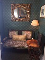 Nine O Five Royal Hotel