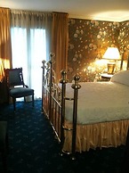 Nine O Five Royal Hotel