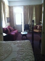 Nine O Five Royal Hotel