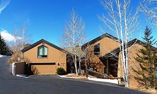 814 Eagle Dr. 4 Bedroom Home by RedAwning