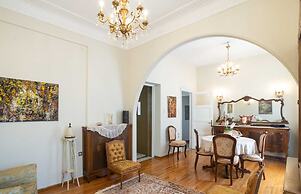Classic Central Athinian Apartment