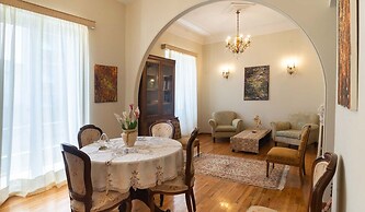 Classic Central Athinian Apartment