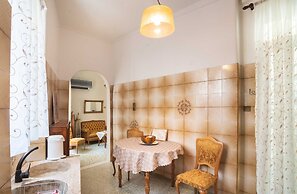 Classic Central Athinian Apartment