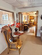 The Iris Garden Downtown Cottages and Suites