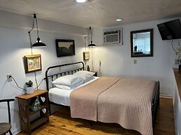 The Iris Garden Downtown Cottages and Suites