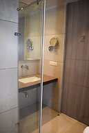 Hotel Deep Clarks Inn Lucknow