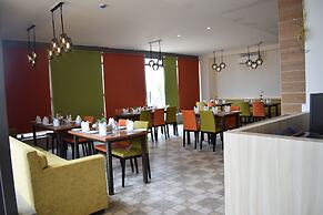 Hotel Deep Clarks Inn Lucknow