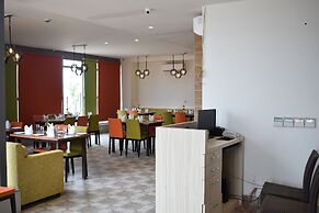 Hotel Deep Clarks Inn Lucknow