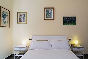 Sunny apartment over the harbor