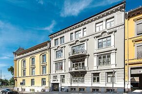 1 Bedroom Short walk to main street