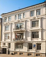 1 Bedroom Short walk to main street