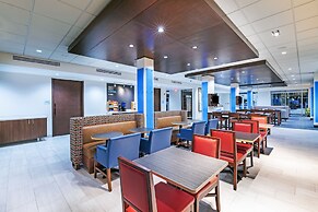 Holiday Inn Express & Suites Parsons by IHG