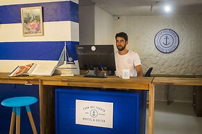 Casa del Puerto Hostel & Suites