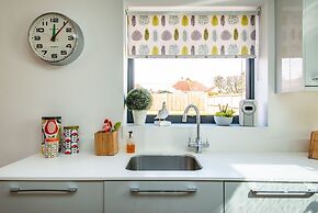 Beach Retreat With Parking Near the Sea