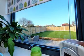 Beach Retreat With Parking Near the Sea