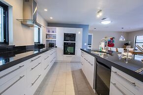 Vacation Home With A Stunning View - 870 3 Bedroom Home by RedAwning